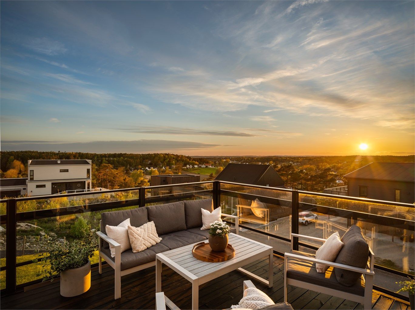 Fantastisk utsikt akkompagnert av vakre solnedganger - et skue det er lett å bli glad i.