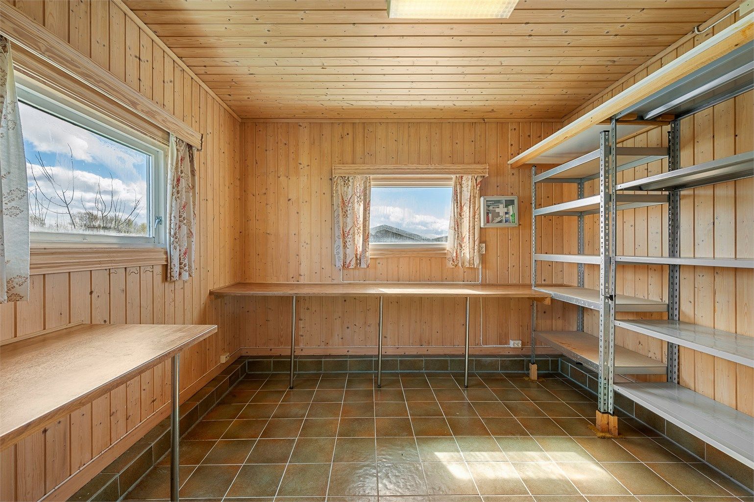 Stor garasje med svært gode lagringsmuligheter. 