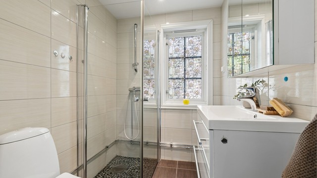 Badet i første etasje ble modernisert i 2015 og har flislagte overflater.