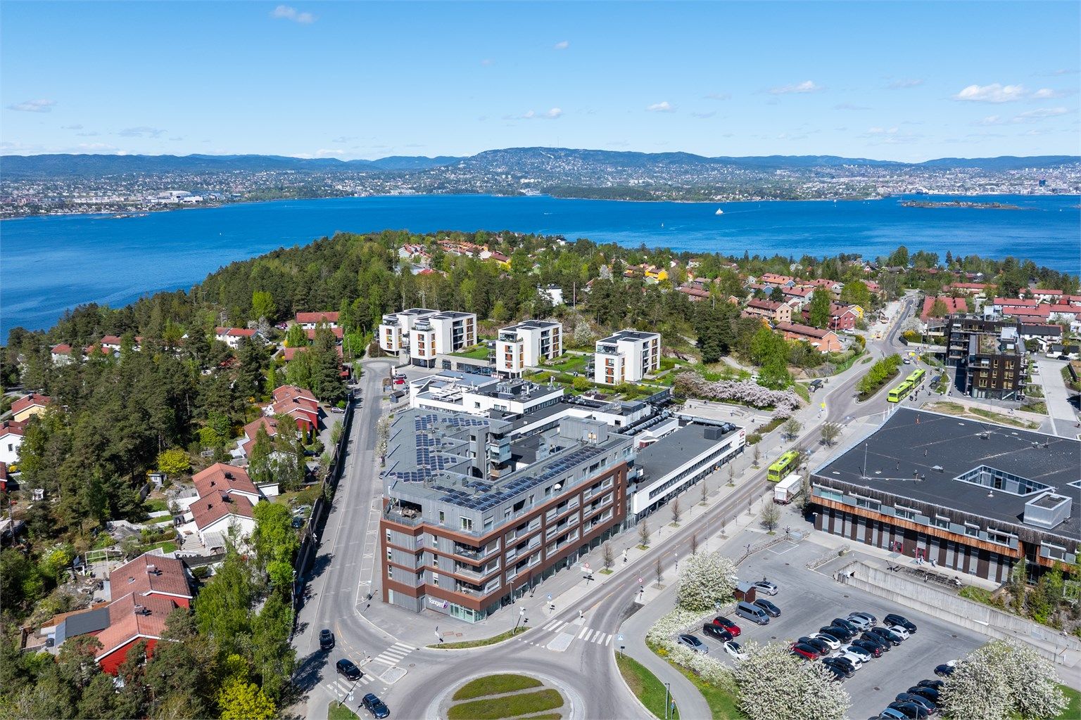 Få minutters gange til kjøpesenter på Tangen med forretninger, kaféer og de fleste servicetilbud, samt kommunesenteret, Tangenten, med bibliotek og helsestasjon. 
På Tangen finner man også barnehager, barneskole og ungdomsskole.