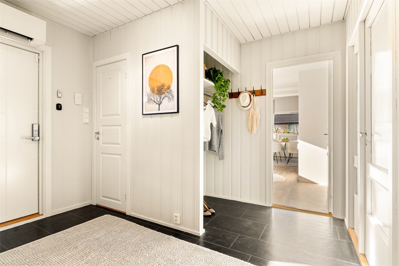 Lys og romslig entrè med god plass til oppbevaring. I tillegg til varmepumpe i stuen er det også montert varmepumpe over inngangsdøren.