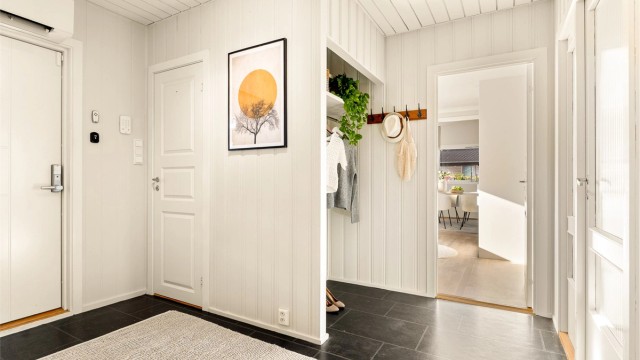 Lys og romslig entrè med god plass til oppbevaring. I tillegg til varmepumpe i stuen er det også montert varmepumpe over inngangsdøren.