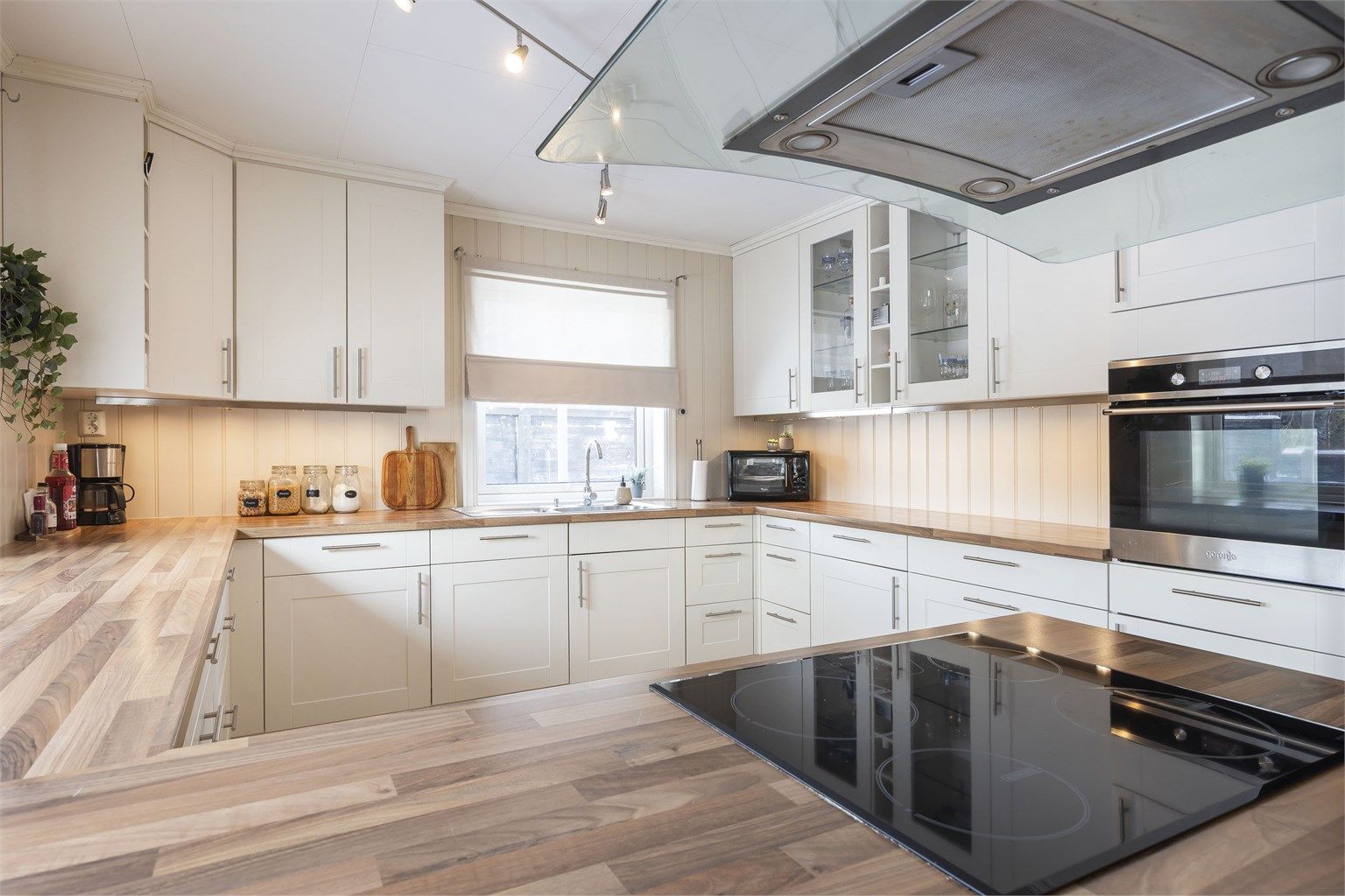 Godt med lagringsplass og arbeidsflater på kjøkkenet