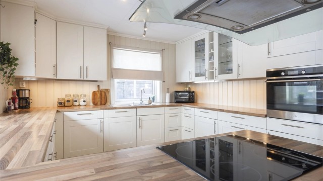 Godt med lagringsplass og arbeidsflater på kjøkkenet