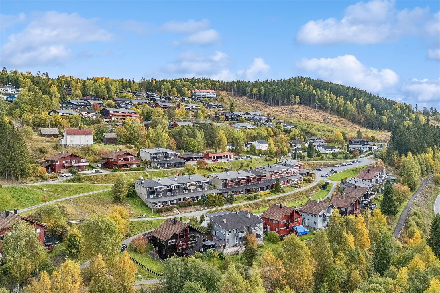 Eiendommen ligger i et rolig og veletablert boligområde i Vårsetergrenda, ca. 5 km fra Lillehammer sentrum.