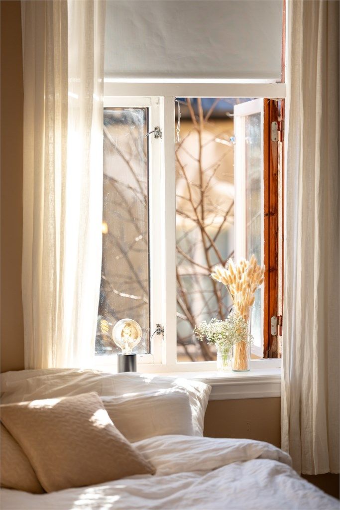 Stor vindusflate i kombinasjon med takhøyden gir rommet en lys og luftig atmosfære.