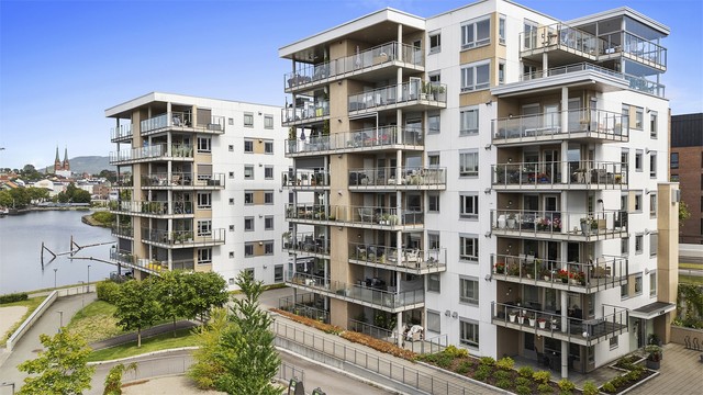 Klosterhagen 42 er beliggende sentrumsnært i et etablert og populært område med nærhet til alt av byfasiliteter.