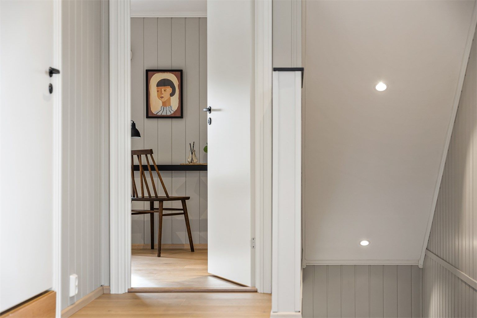 Trappegang ned til leilighetens entré i 1. etasje.