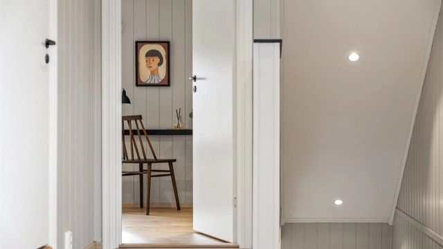 Trappegang ned til leilighetens entré i 1. etasje.