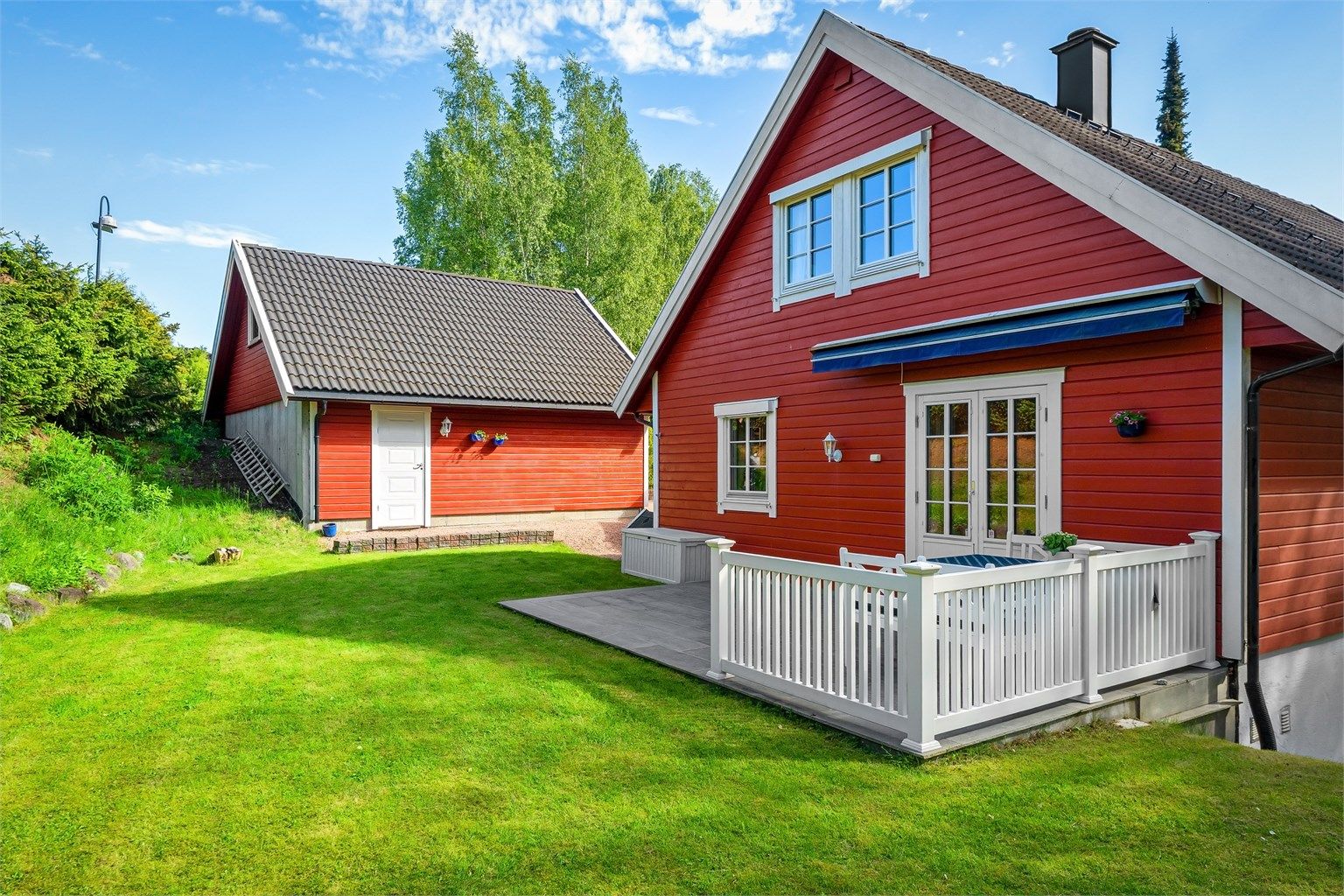 Eiendommen ligger rolig og fint til med nydelige uteområder