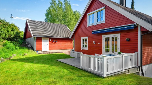 Eiendommen ligger rolig og fint til med nydelige uteområder