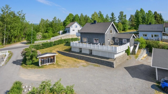 Velkommen til Nordåsvegen 33B! Horisontaldelt tomannsbolig med godkjent utleiedel i sokkeletasjen. (Foto: EFKT v/Reidar Valberg)