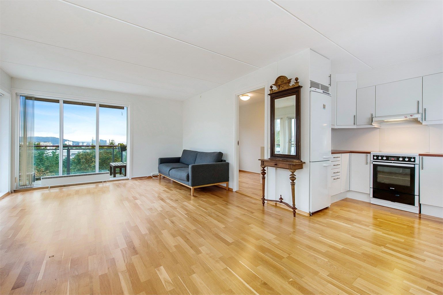 Åpen kjøkken løsning med plass til spise- og sofaavdeling.