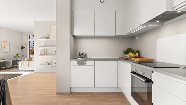 Kjøkkenet er utstyrt med ventilator i overskap og komfyrvakt for ekstra trygghet.