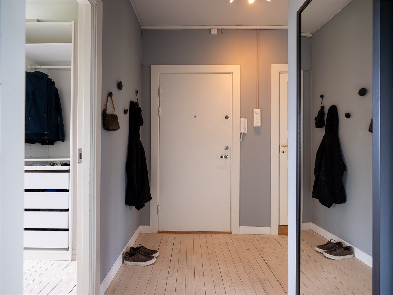 Velkommen inn! Skyvedørsgarderobe medfølger ved salg.