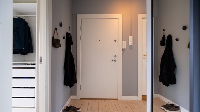 Velkommen inn! Skyvedørsgarderobe medfølger ved salg.