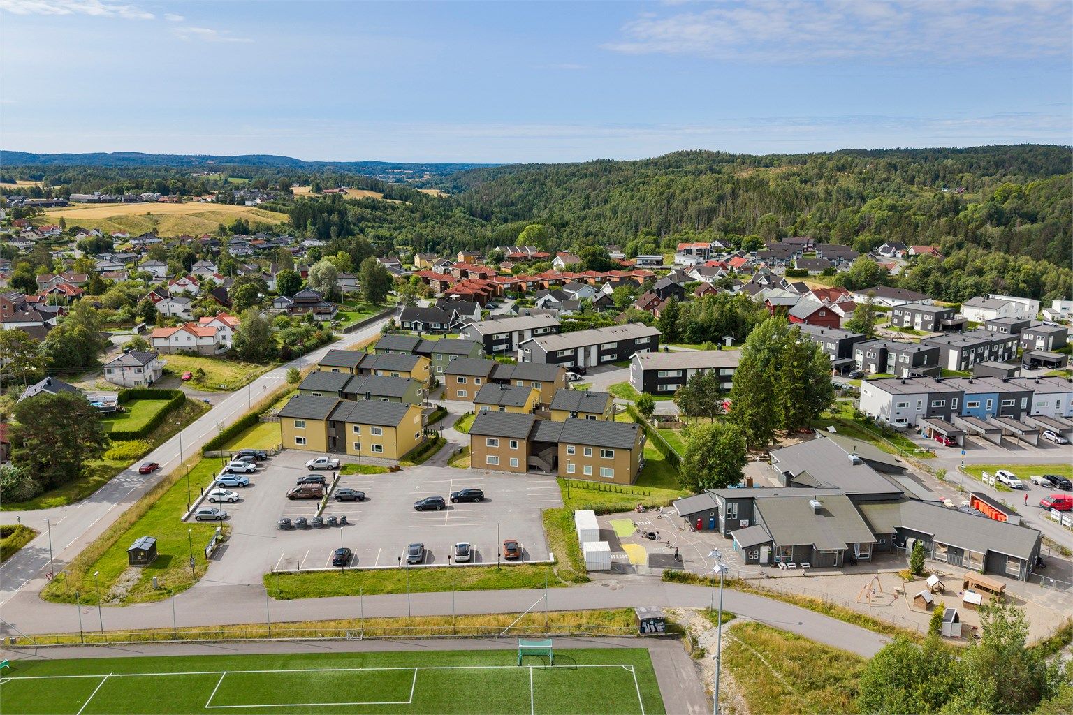 Det medfølger en parkeringsplass til leiligheten. Parkeringsplassen har elbillader.