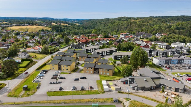Det medfølger en parkeringsplass til leiligheten. Parkeringsplassen har elbillader.