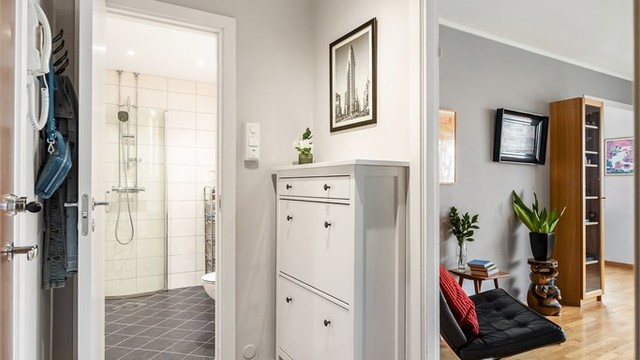 Entreen har døråpning inn til stuen og direkte adkomst til badet. Velkommen inn!