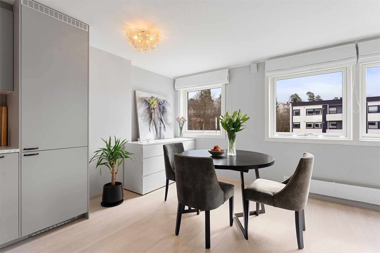 Vinduene ved spiseplassen gir en fin ramme rundt måltidene.