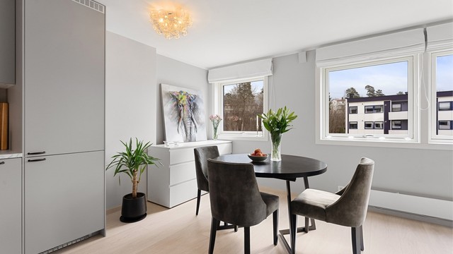 Vinduene ved spiseplassen gir en fin ramme rundt måltidene.