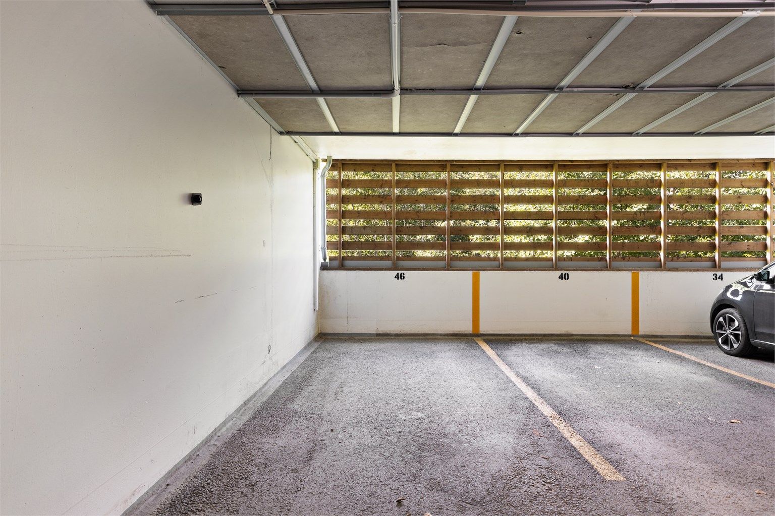 Boligen har eksklusiv bruksrett til parkering i felles garasjeanlegg. Plass nr. 46