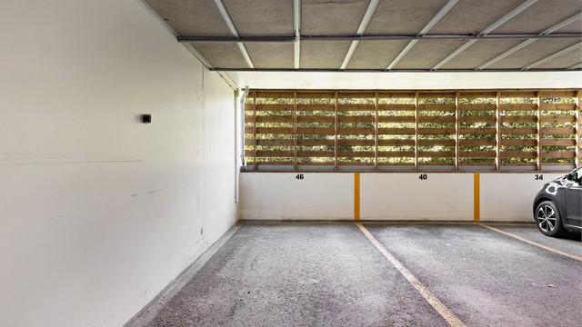 Boligen har eksklusiv bruksrett til parkering i felles garasjeanlegg. Plass nr. 46