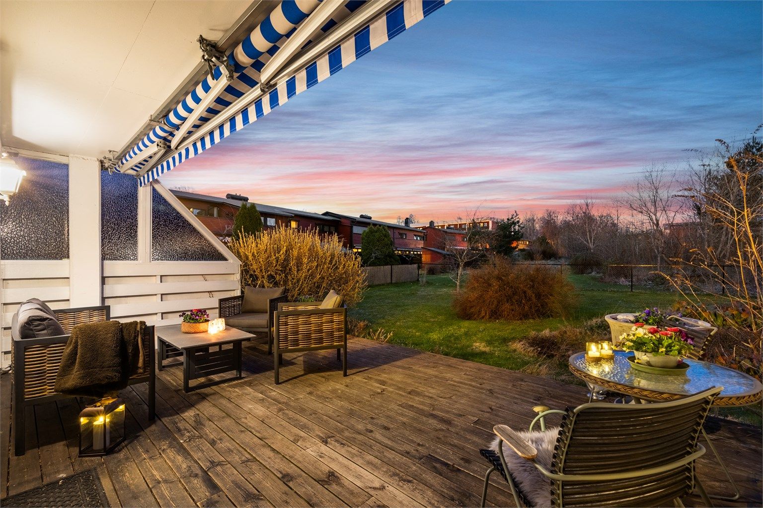 Fra stuen er det utgang til en usjenert, sydvendt markterrasse på 21 kvm. Her kan du nyte rolige dager med utsyn mot frodige grøntarealer. 