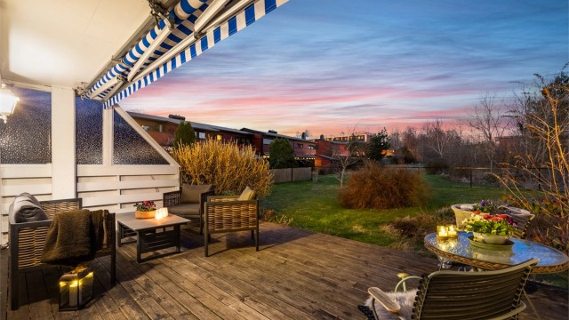 Fra stuen er det utgang til en usjenert, sydvendt markterrasse på 21 kvm. Her kan du nyte rolige dager med utsyn mot frodige grøntarealer.