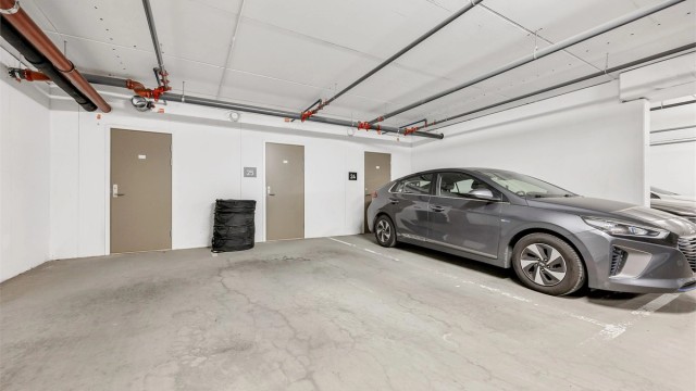 Egen parkeringsplass og en ekstern bod i felles garasjeanlegg.