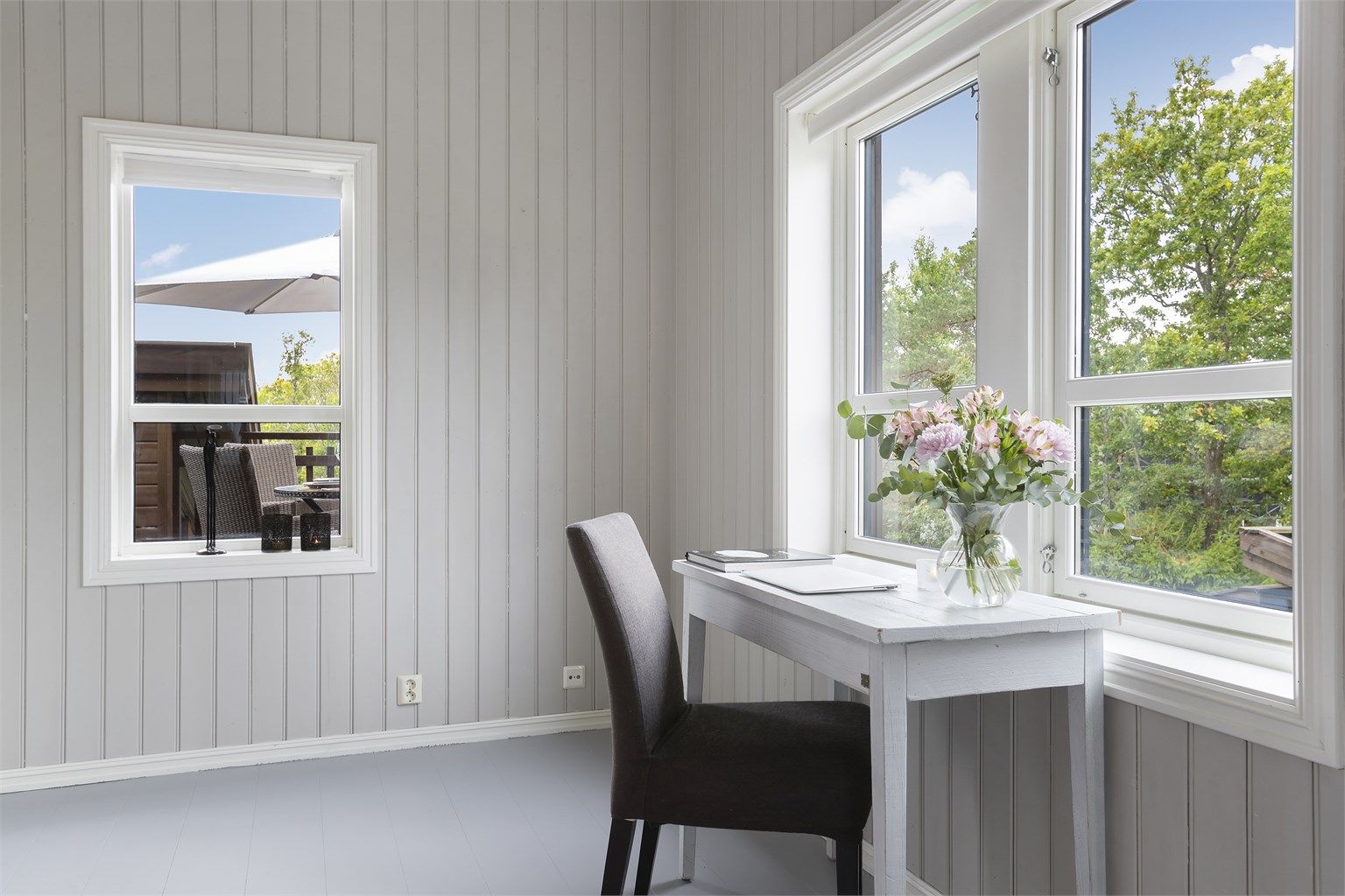God plass til arbeidsbord og oppbevaring under vindusflatene.