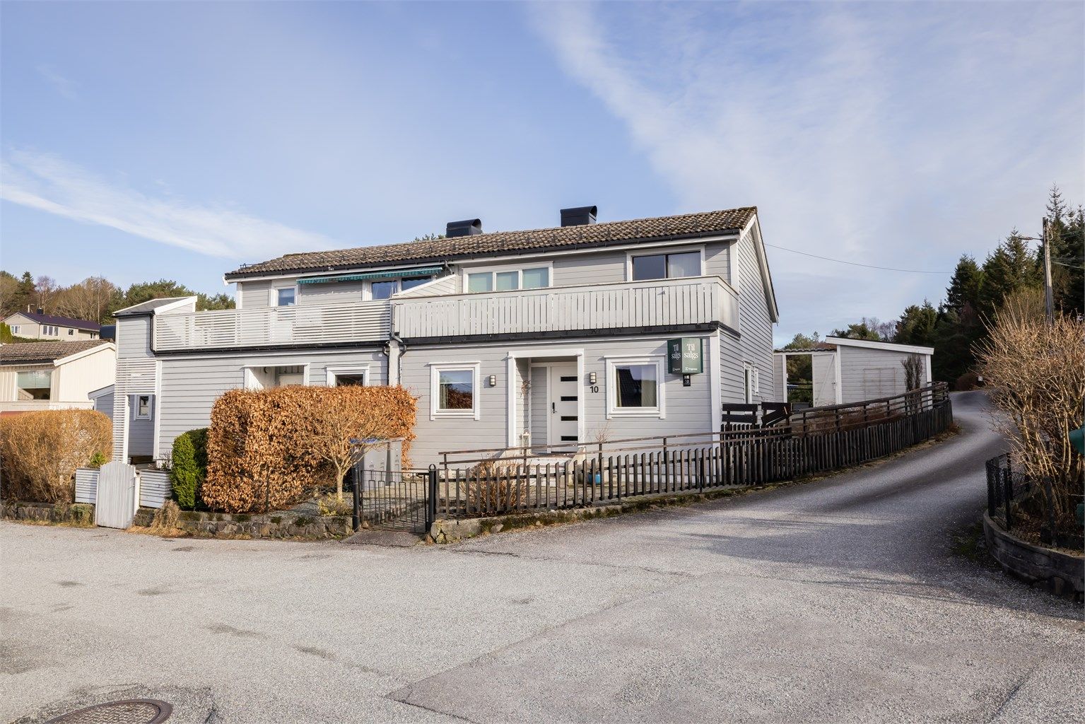 Christer Haugen inviterer deg til visning på dette flotte rekkehus - Huset grenser til idyllisk vann og har garasje