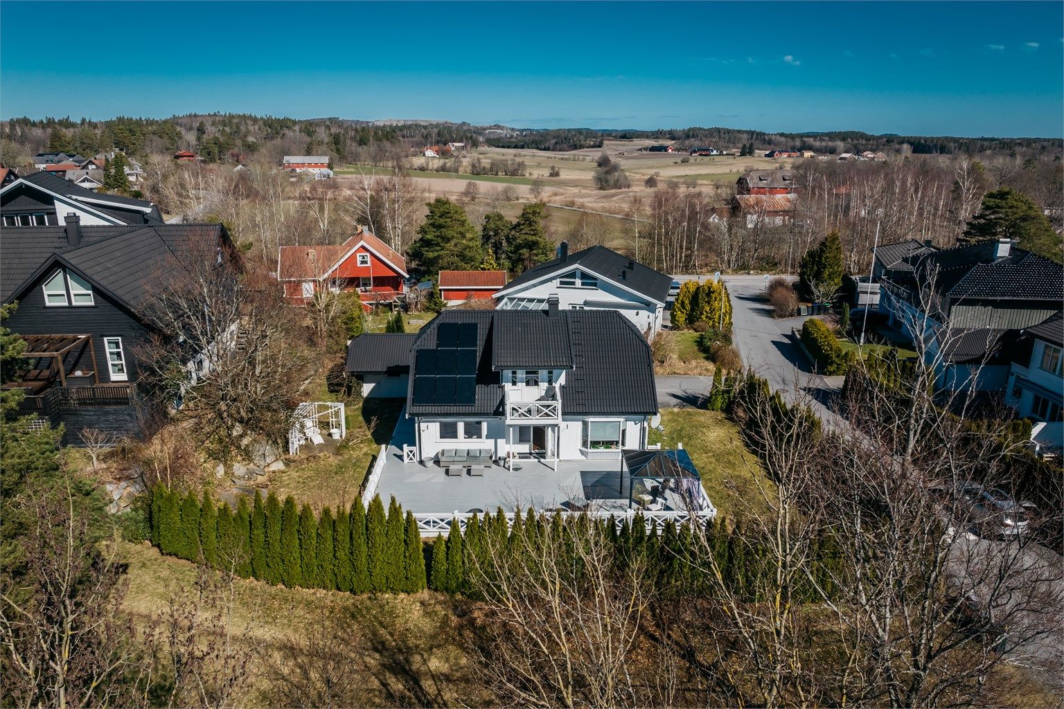 Eiendommen ligger i et etablert og barnevennlig boligområde på Bisjord.