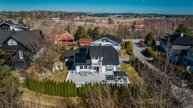 Eiendommen ligger i et etablert og barnevennlig boligområde på Bisjord.