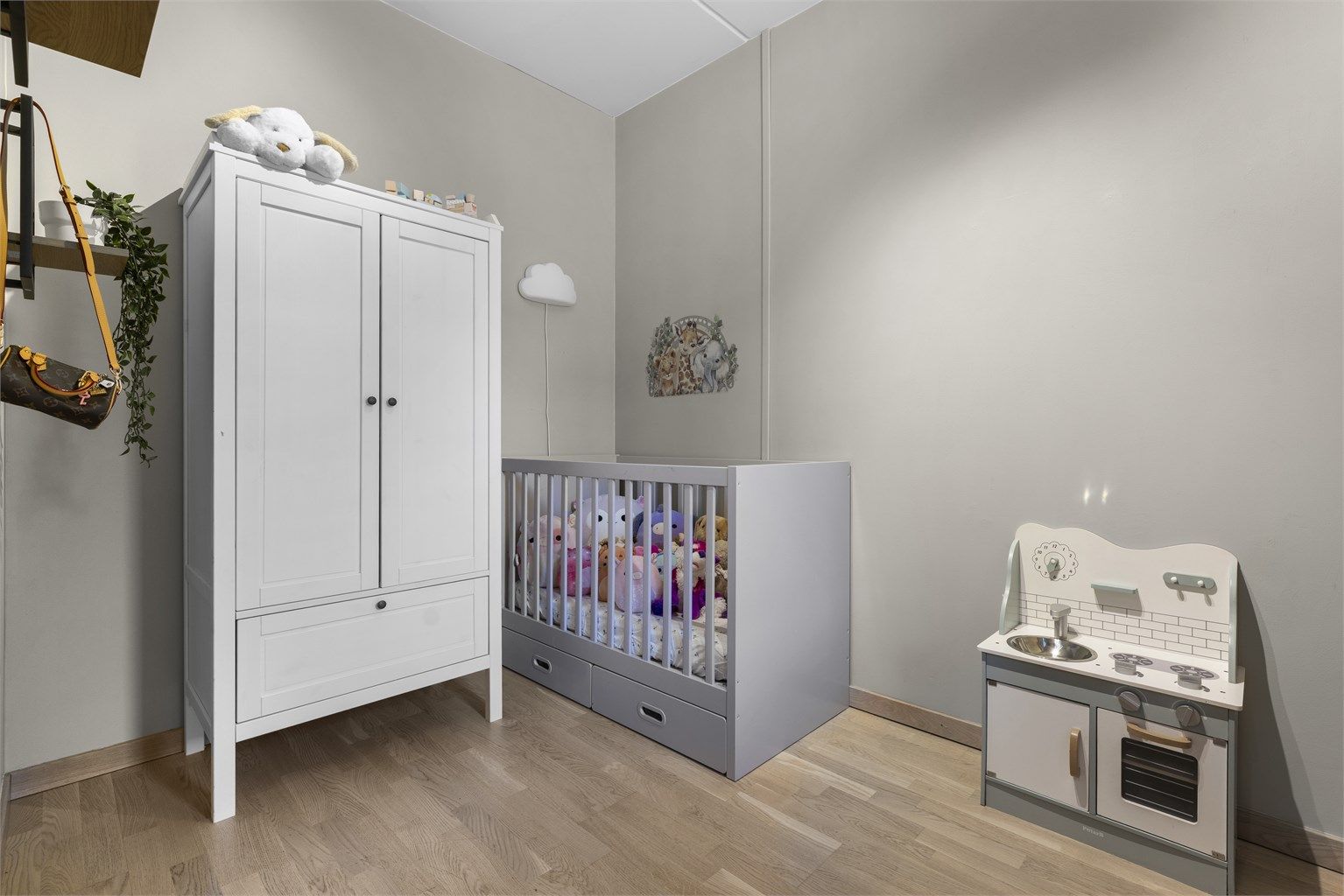 Det ene av to soverom, med god plass til seng og garderobeløsning.