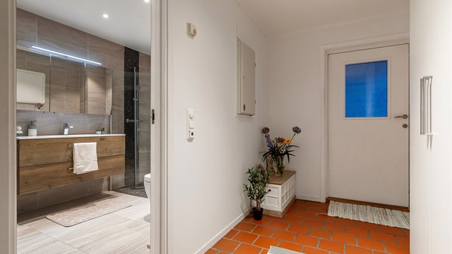 Fra entre/gang mot bad - Garderobe på høyre side