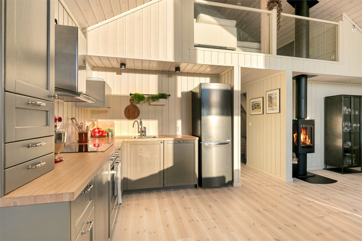 Innredningen fra Ikea har malte, profilerte fronter, nedfelt oppvaskkum og en fin benkeplate av tre. 