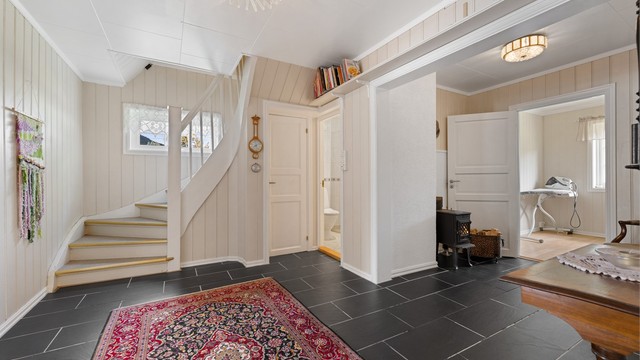 Fra entreen kommer man videre til en åpen og lys hall som knytter resten av huset sammen