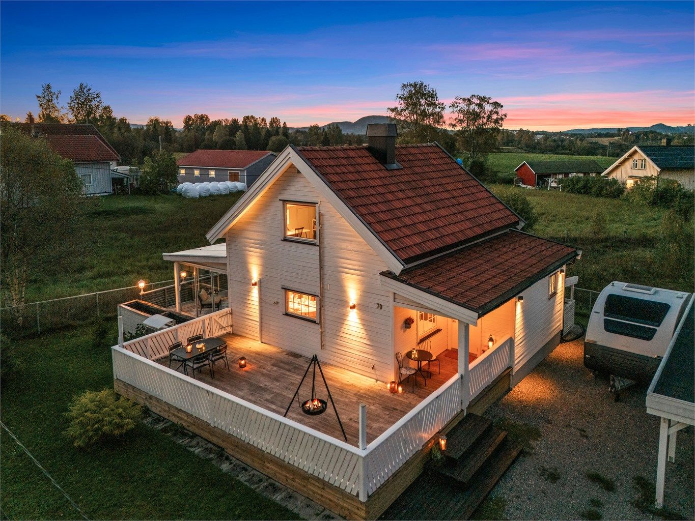 Pen markterrasse på totalt 55 kvm med overbygget inngangsparti og veggmontert utebelysning.