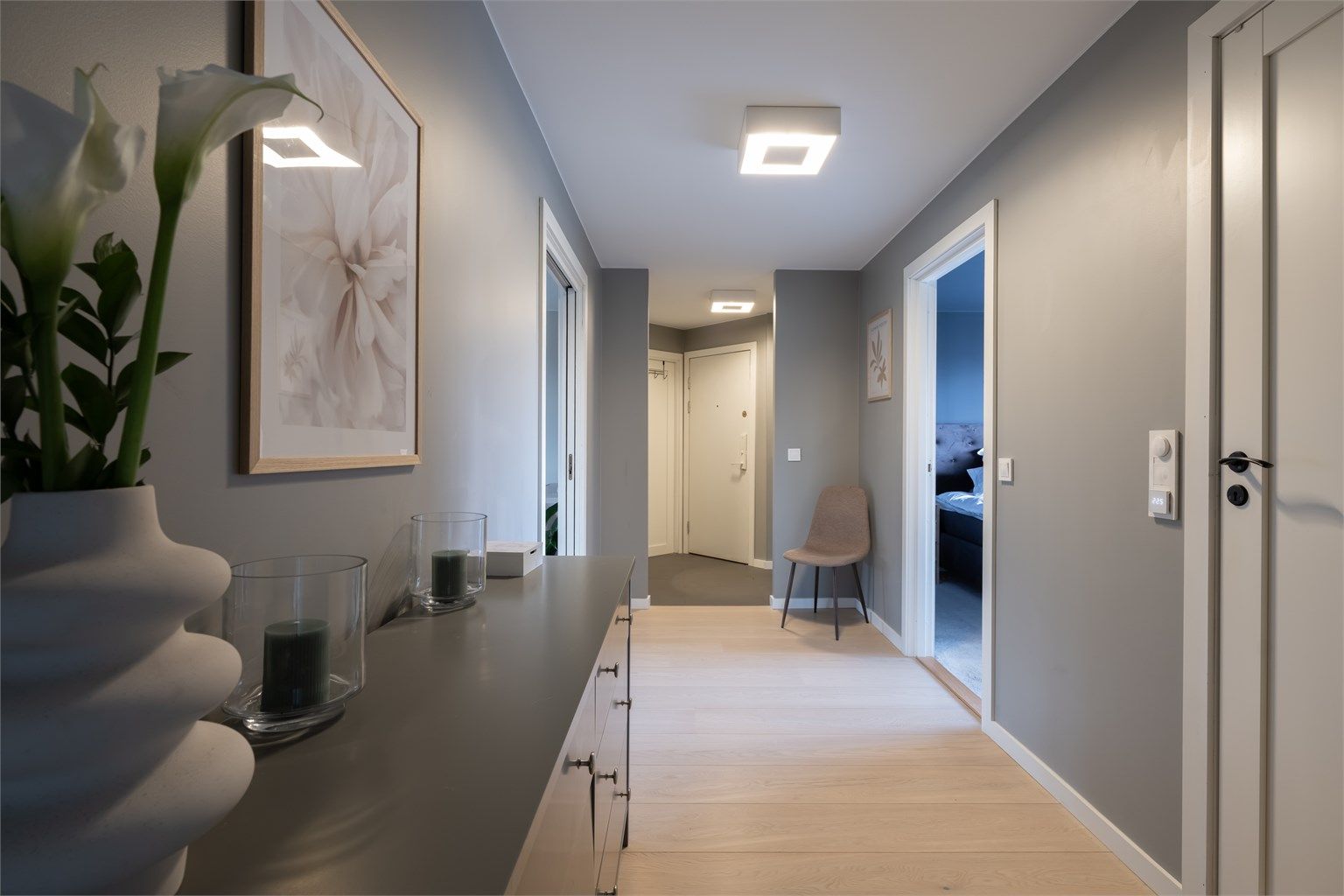 Lys og romslig entré med god plass for klesoppheng og oppbevaring av sko.