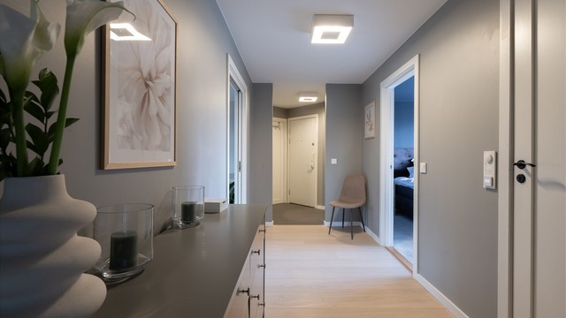 Lys og romslig entré med god plass for klesoppheng og oppbevaring av sko.