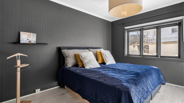 Stort hovedsoverom vendt mot rolig uteplass på baksiden av huset
