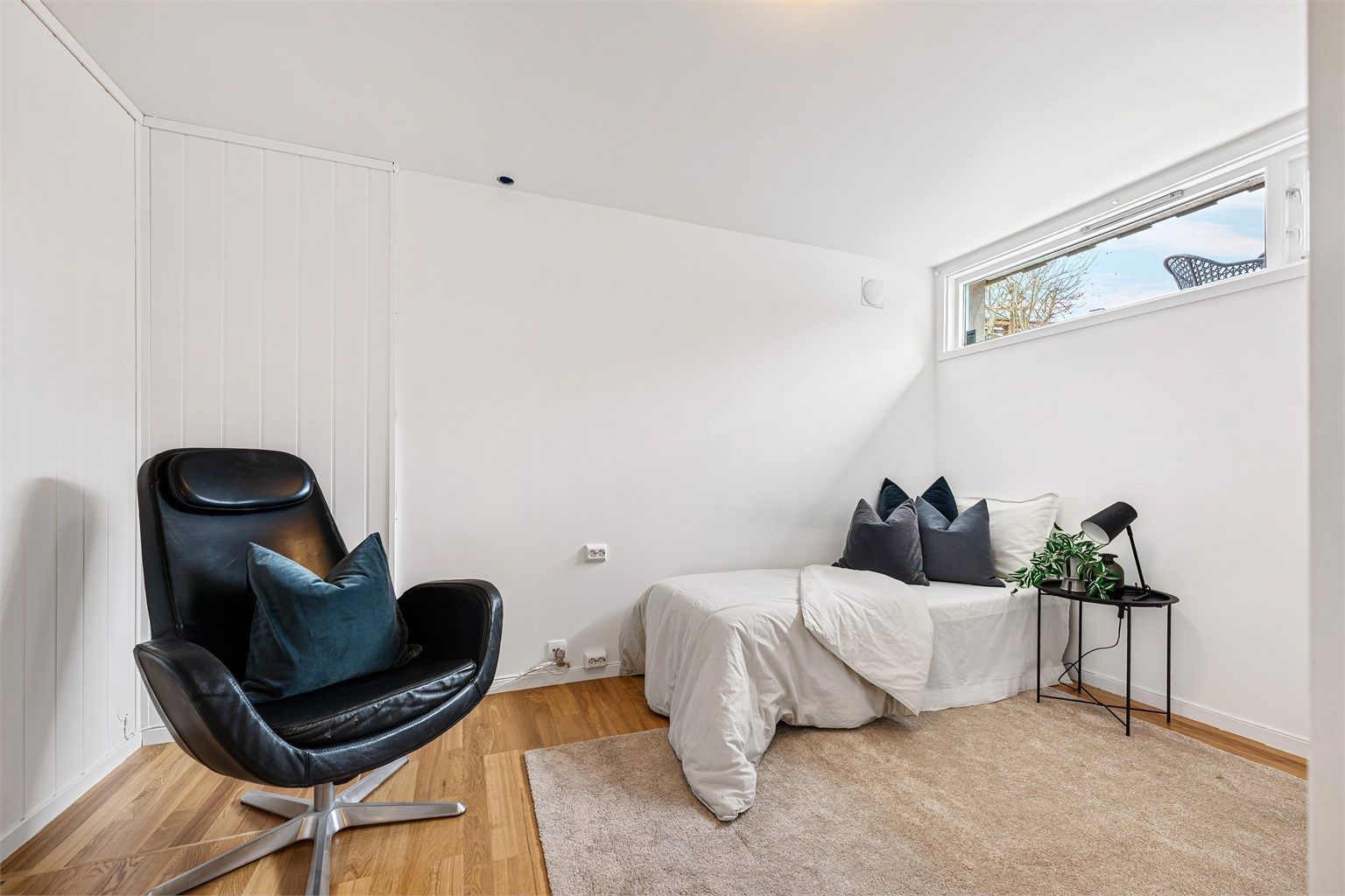 Ved tv-stue har man videre inngang til fint rom som dagens eier har brukt som hobbyrom/gjesterom og kontor.