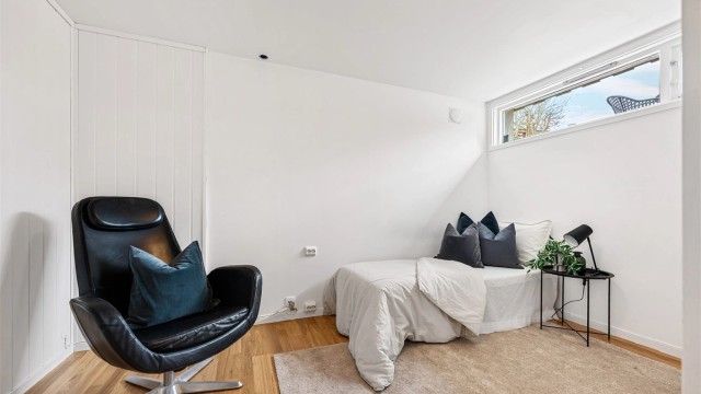 Ved tv-stue har man videre inngang til fint rom som dagens eier har brukt som hobbyrom/gjesterom og kontor.