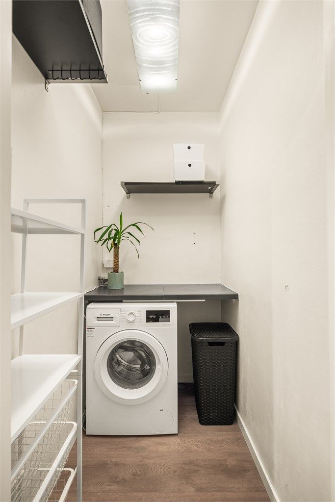 Leiligheten har en innvendig bod med opplegg for vaskemaskin og gode oppbevaringsmuligheter.