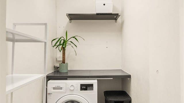 Leiligheten har en innvendig bod med opplegg for vaskemaskin og gode oppbevaringsmuligheter.