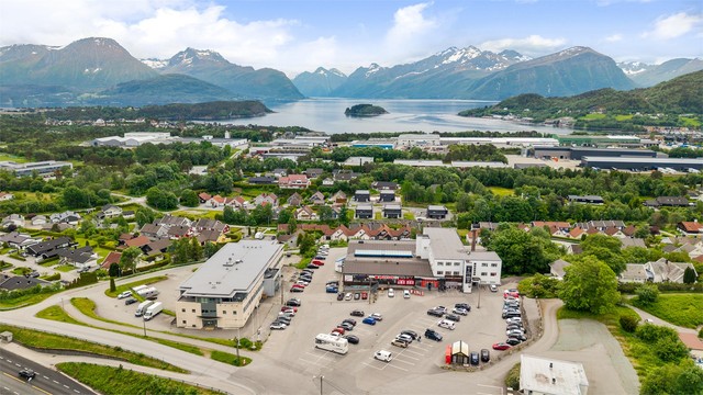 Det er kort kjøretur til dagligvarebutikker som Eurospar og Rema 1000, samt AMFI Moa.