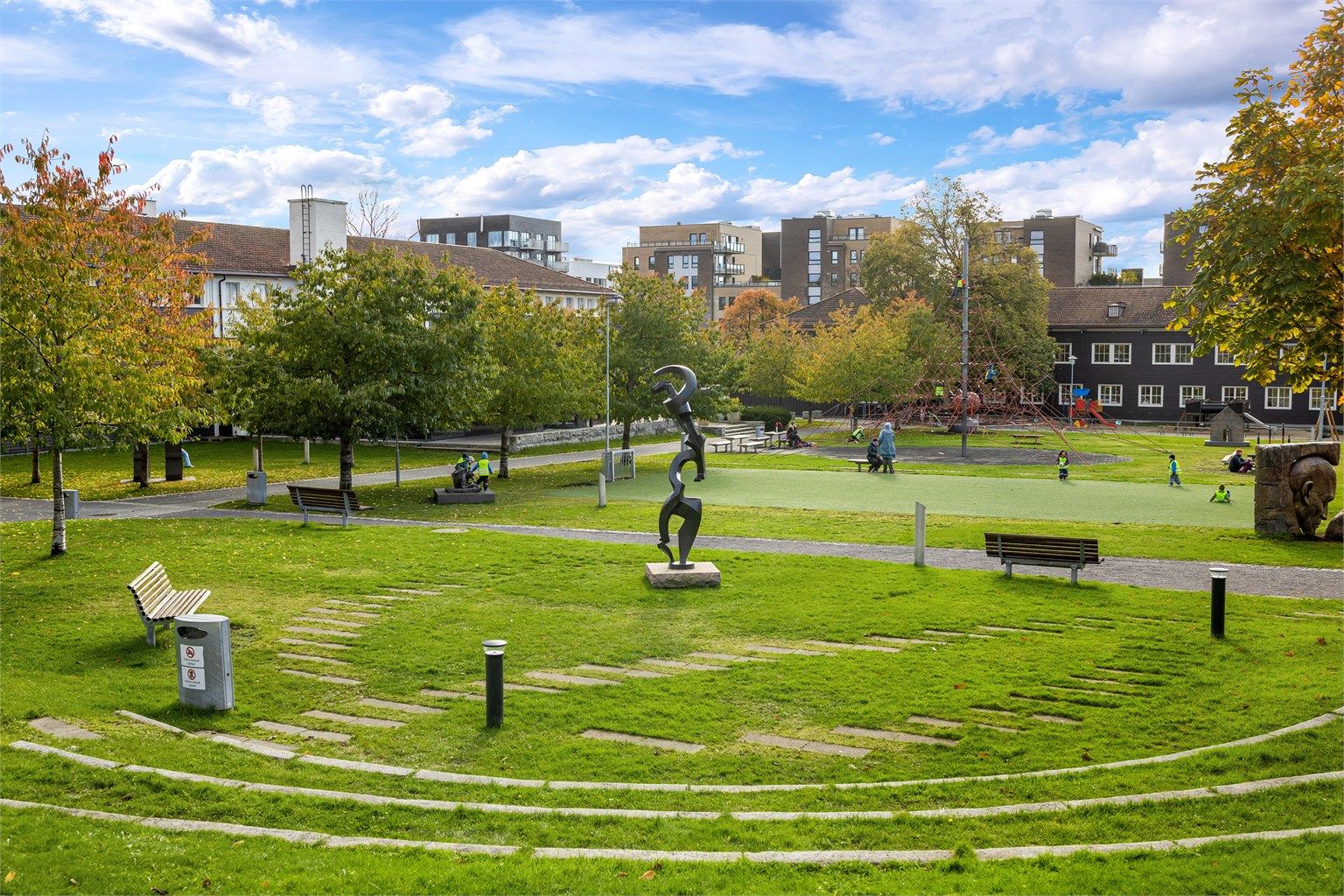 Løren har flere parker og grøntområder, inkludert en egen skulpturpark.
