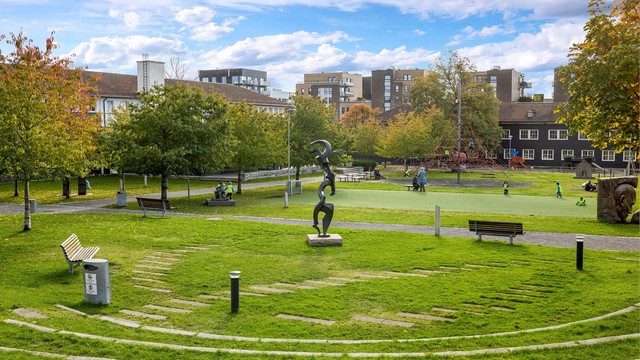 Løren har flere parker og grøntområder, inkludert en egen skulpturpark.