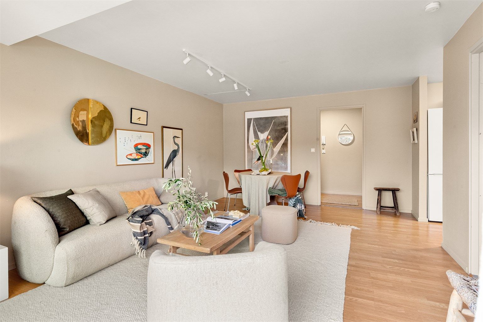 Stuen har god plass til en romslig sofagruppe samt spisebord.